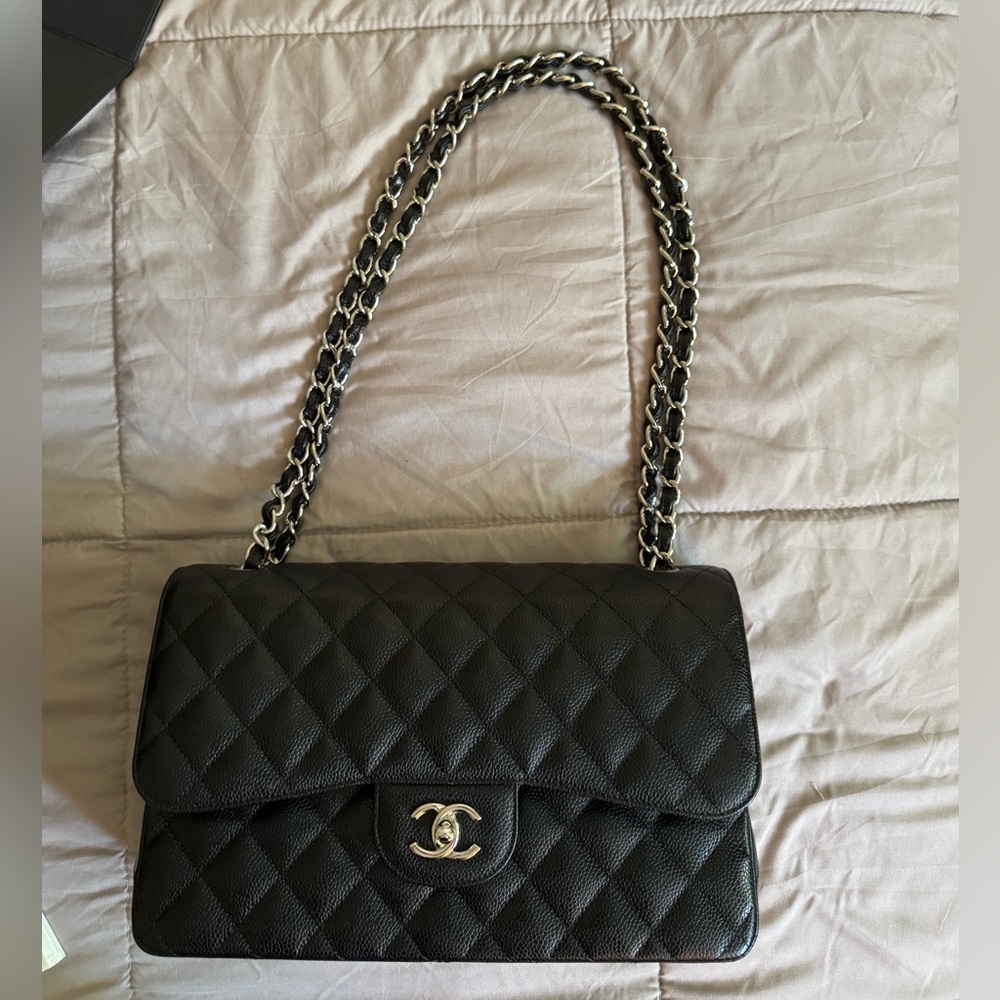 Chanel jumbo Black Quilted Caviar Leather Shoulder Bag. Silver hardware.